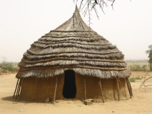 Hütte im Niger, dürres Land in der Sahelzone